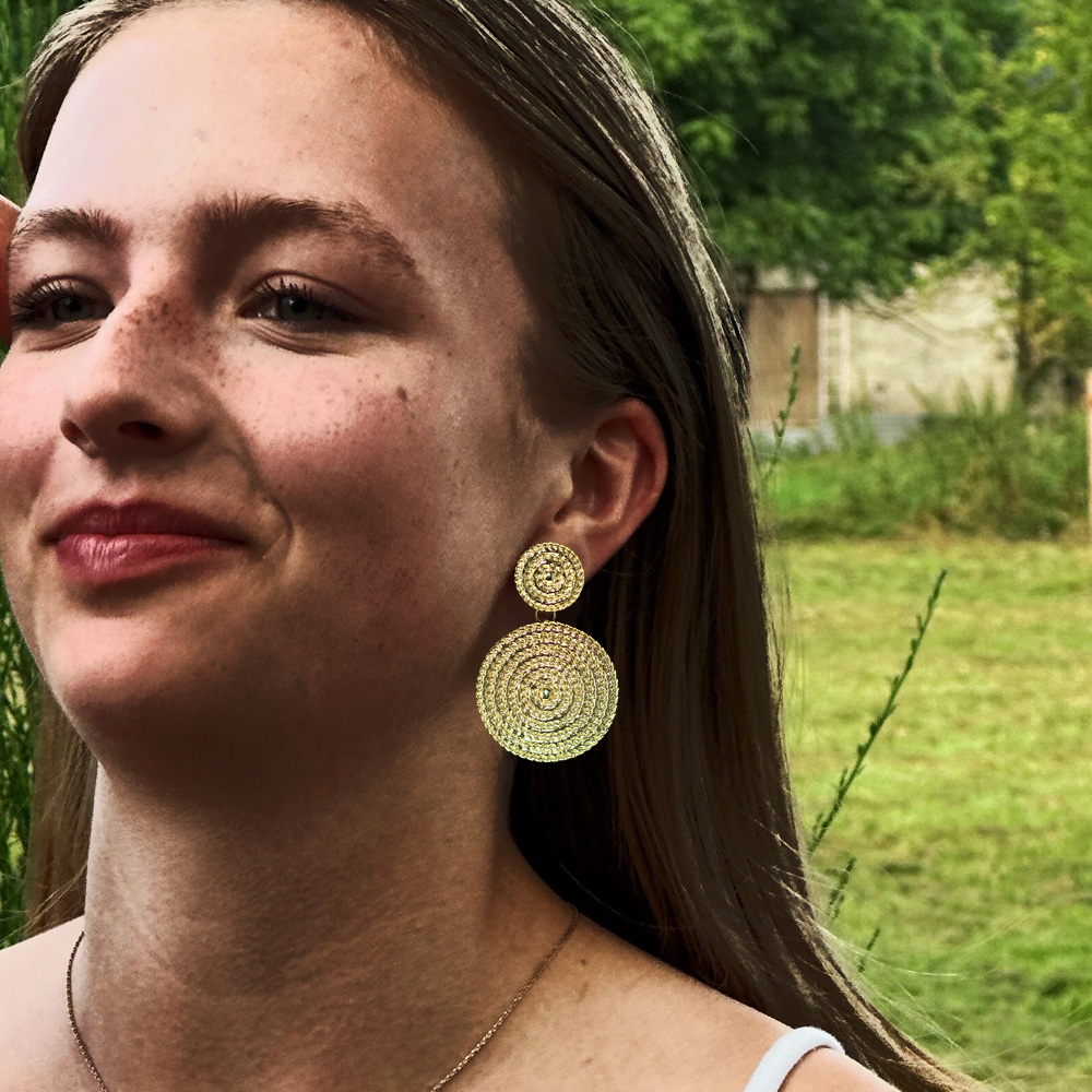 Vergoldete Spiral-Ohrringe aus Messing – Ein Tanz aus Licht und Eleganz