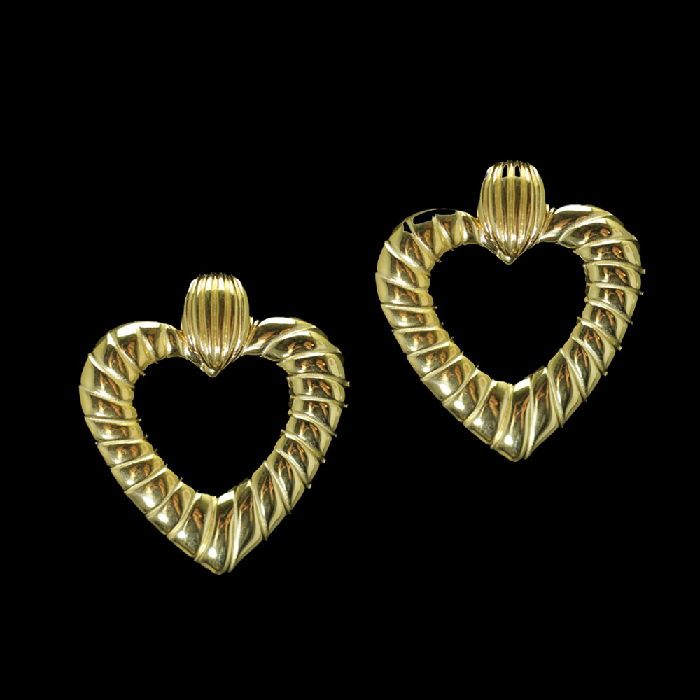 Vergoldete Herz-Ohrringe aus Messing – Ein Sinnbild der Liebe in funkelndem Gold
