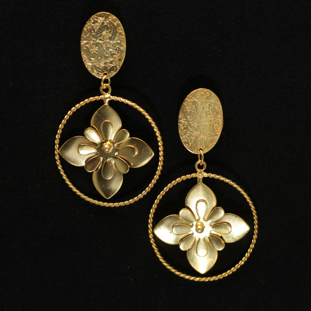 Vergoldete Blüten-Ohrringe aus Messing – Ein Hauch von floraler Eleganz