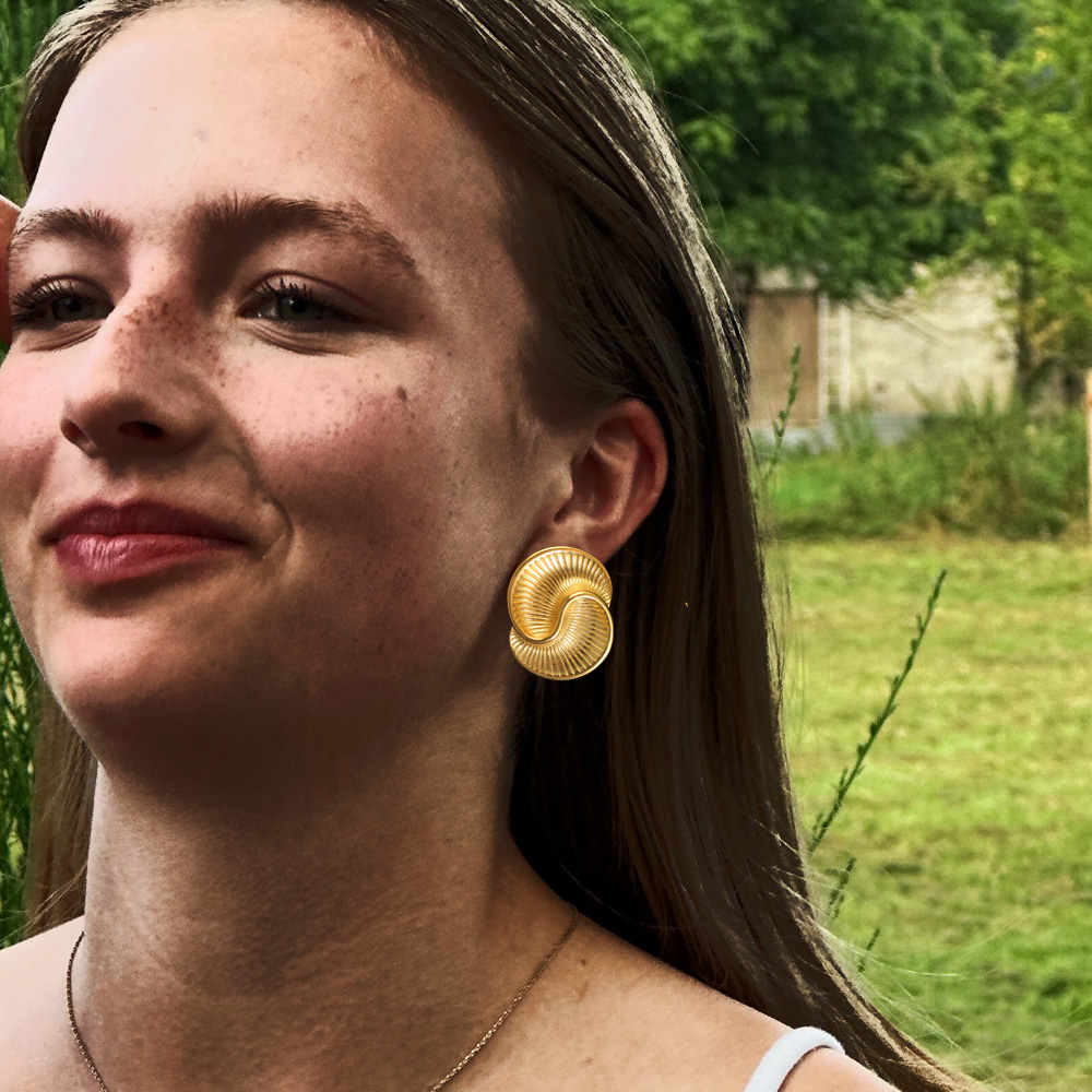 Zeitloses Design: Elegante Messing-Ohrringe in Spiralform