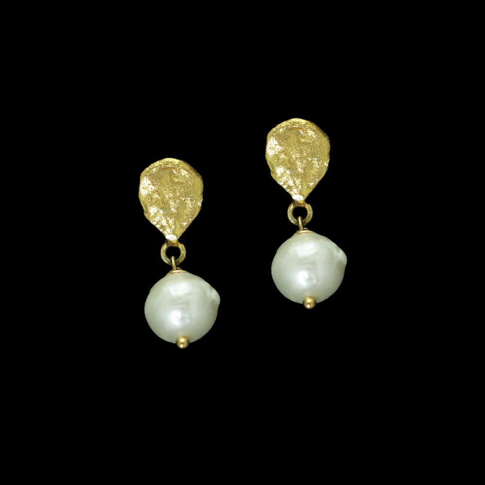 Eleganz der Natur – Vergoldete Ohrringe mit Süsswasserperle