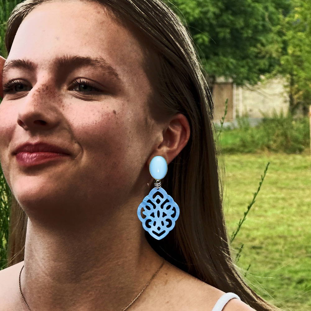 Verspielte Eleganz in Himmelblau