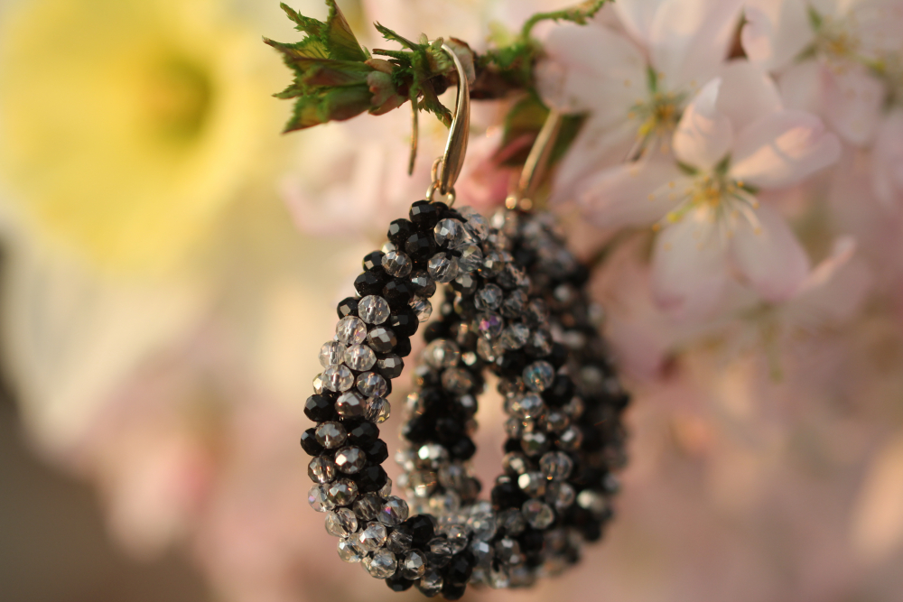 Glitzerohrring in schwarz-grau