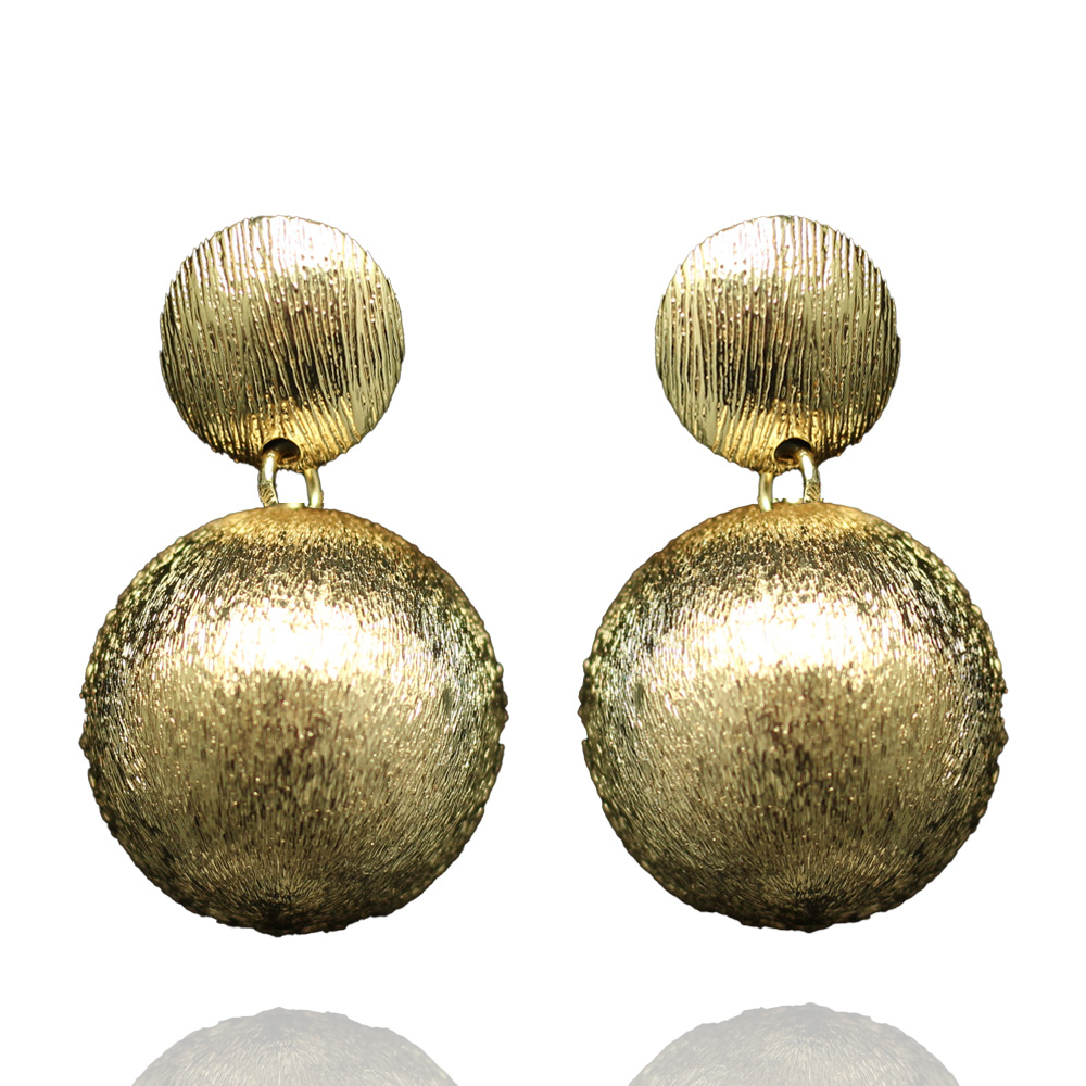 Strahlende Schlichtheit: Vergoldete Ohrringe in zeitlosem Design