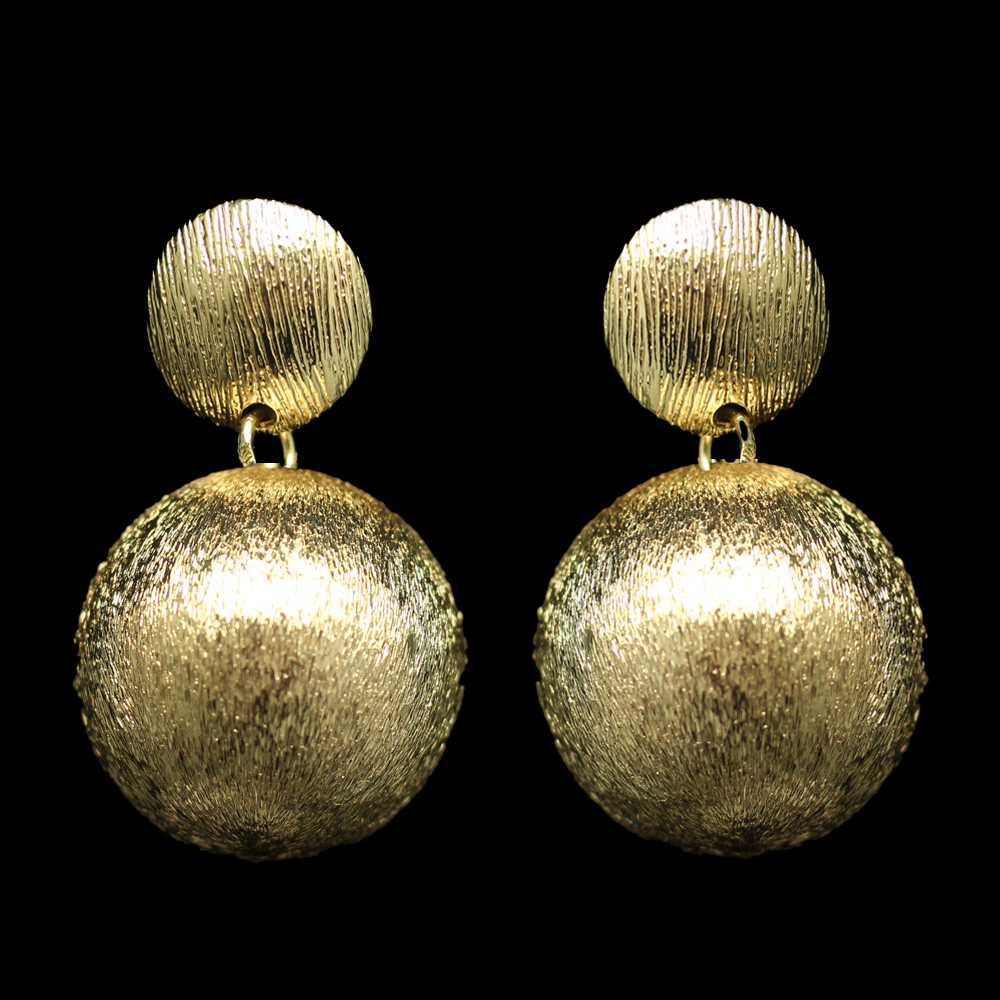 Strahlende Schlichtheit: Vergoldete Ohrringe in zeitlosem Design