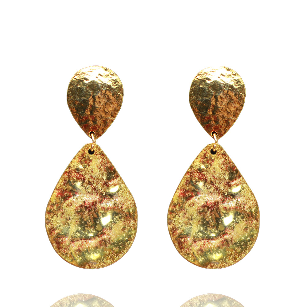 Goldene Tropfen der Extravaganz: Vergoldete Ohrringe