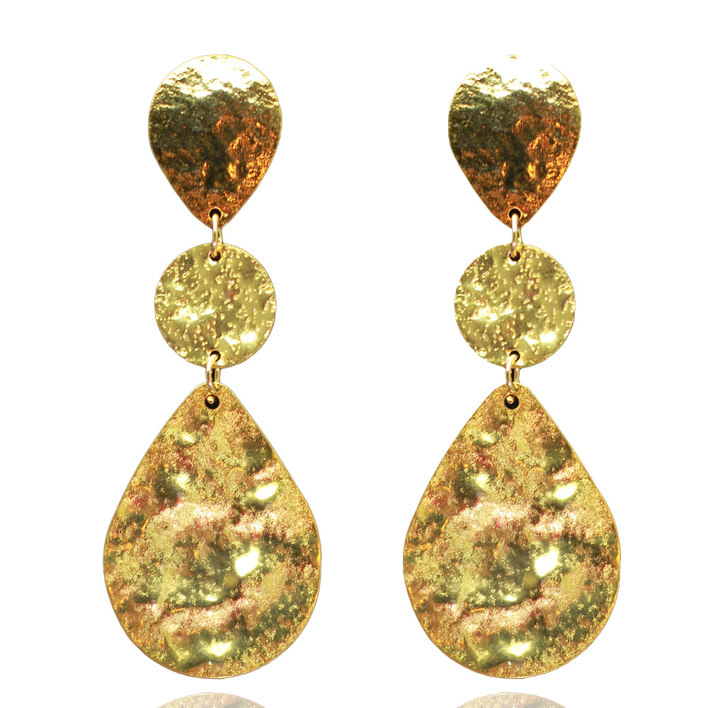 Elegante Harmonie: Vergoldete Ohrringe mit Struktur