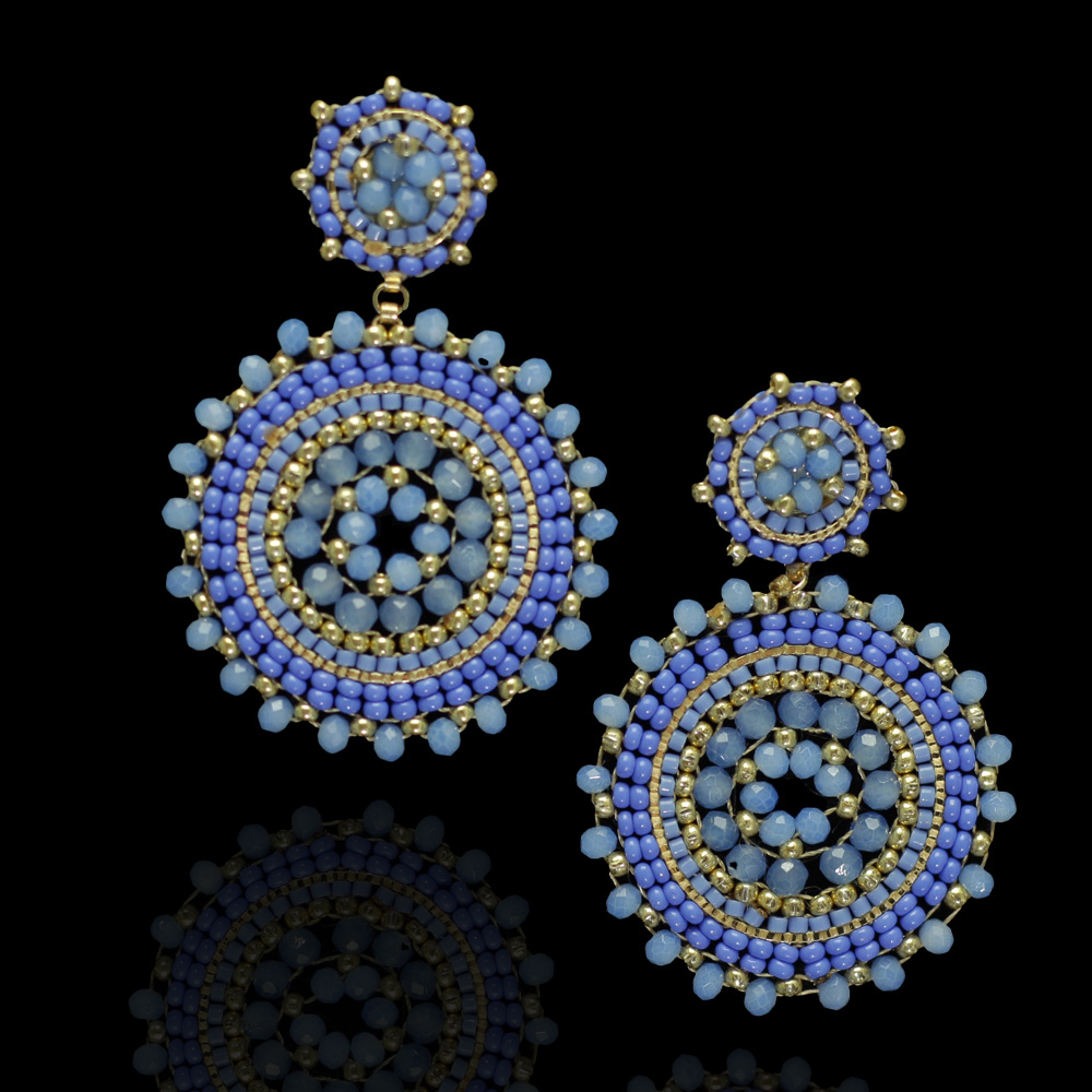 Ein Hauch von azurblauer Eleganz: Ohrringe für zeitlose Momente