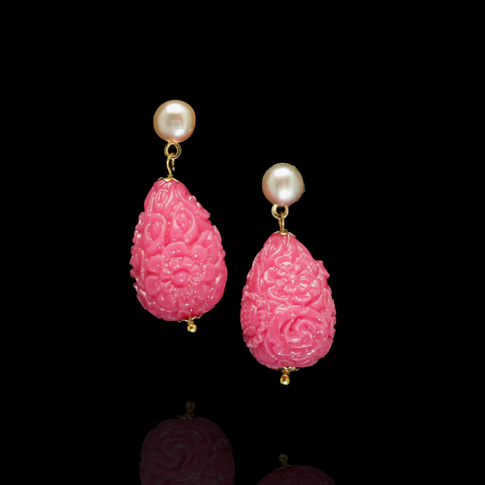 Zauberhafte Ohrringe in Pink mit floralen Mustern und Perlen-Optik. Ein romantisches Statement für besondere Anlässe – exklusiv bei Beauregard.