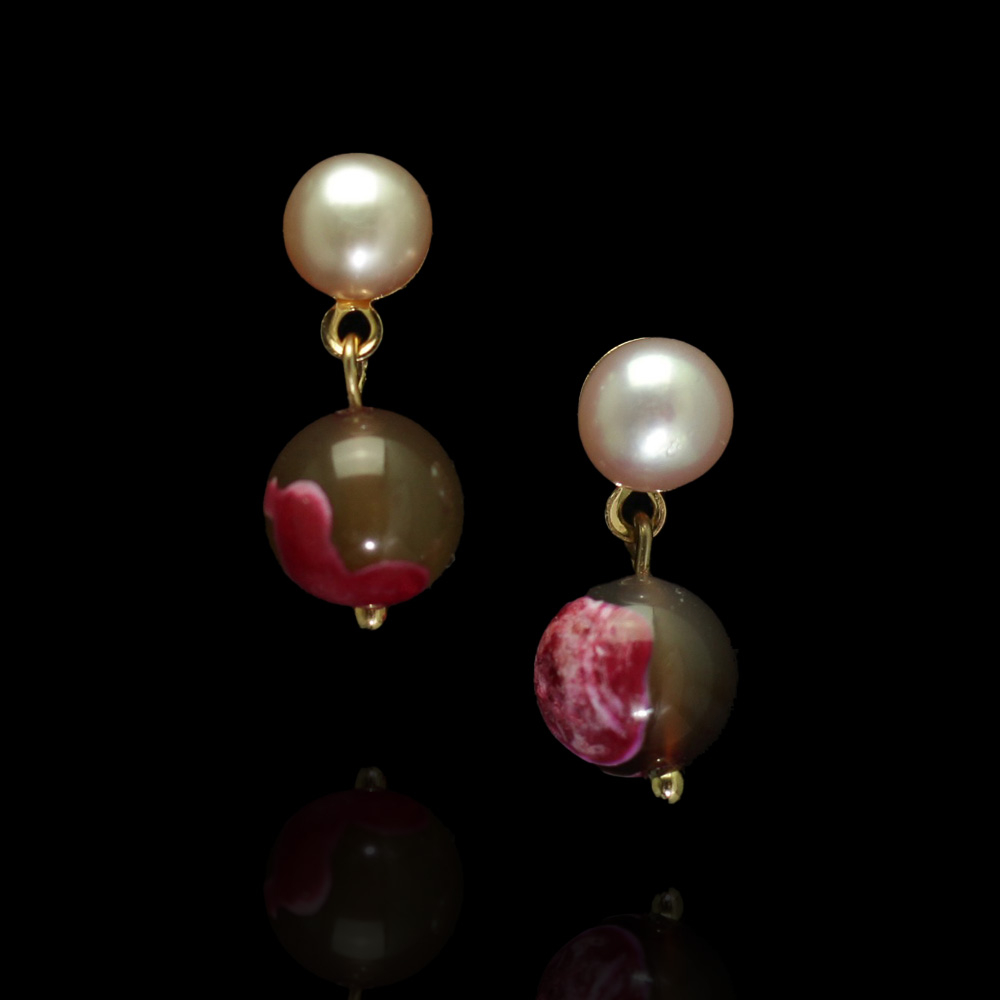Zeitlose Eleganz trifft auf natürliche Schönheit: Perlenohrringe mit Rhodonit-Kugeln und Messingfassung. Perfekt für romantische Momente – exklusiv bei Beauregard.