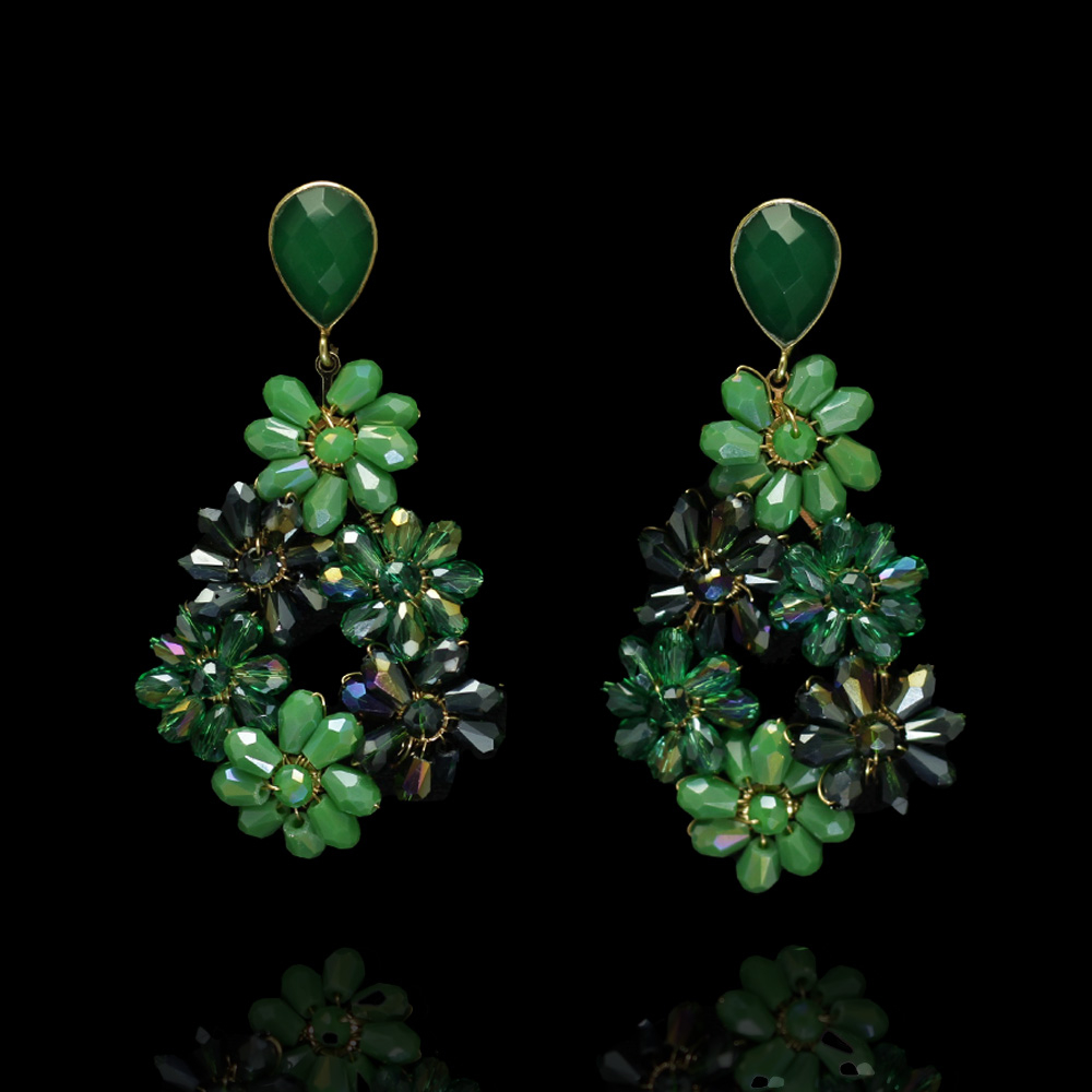 Entdecken Sie diese romantischen Ohrringe im floralen Design mit grünen Akzenten. Gefertigt aus vergoldetem 925 Silber – Perfekt für elegante Looks, exklusiv bei Beauregard.