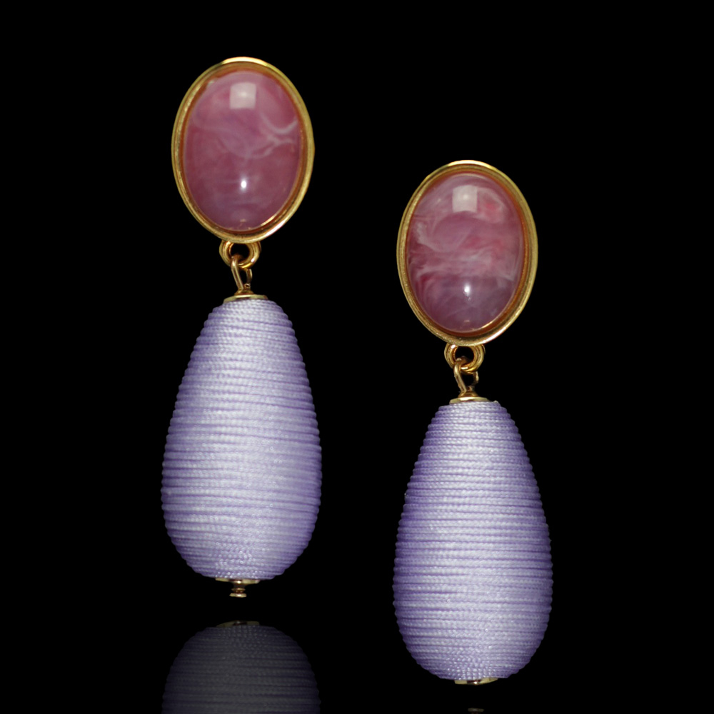 Entdecken Sie diese bezaubernden Ohrringe mit lilafarbenen Textilakzenten, einem schimmernden Edelstein und vergoldeten Details. Jetzt bei Beauregard.