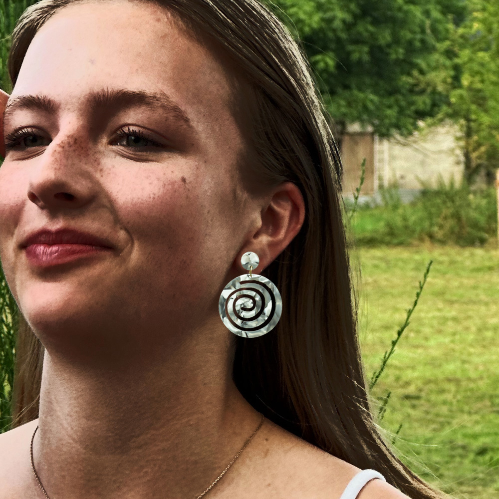 Spirale des Lichts – Ausdrucksstarke Statement-Ohrringe in Grau und Perlmuttglanz