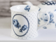 Becher mit blauen Punkten