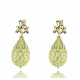 Elegante Tropfen-Ohrringe mit zarter Blumenverzierung in Pastellgrün und Gold
