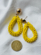 Leuchtend gelbe Tropfen- Perlen-Ohrringe mit eleganten goldenen Steckern