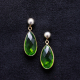 Zeitlose Tropfen-Ohrringe mit grünem facettierten Stein