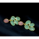 Zarte Eleganz: Ohrringe aus Chalcedon und Rosenquarz