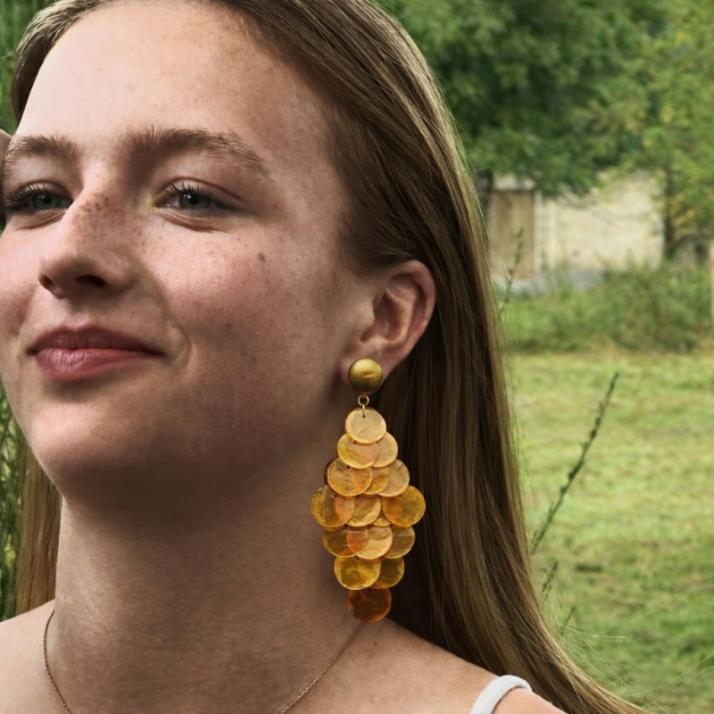 Statement Ohrhänger mit Perlmuttplättchen Orange