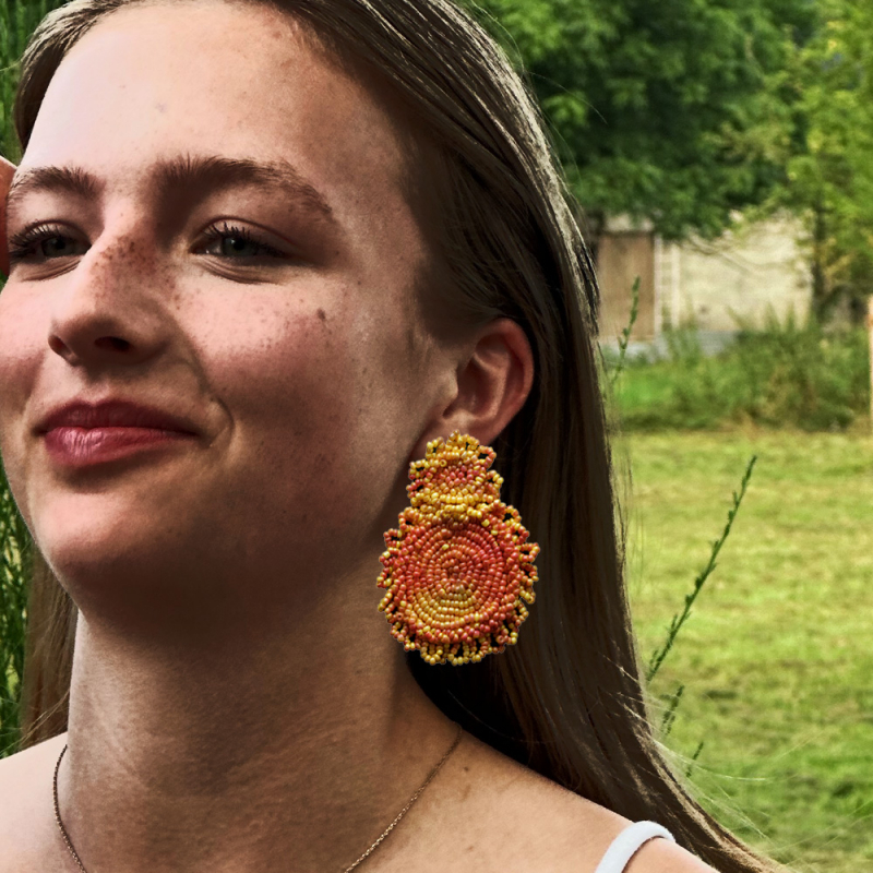Zarte Ohrringe in warmem Orange