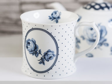 Becher mit blauen Punkten