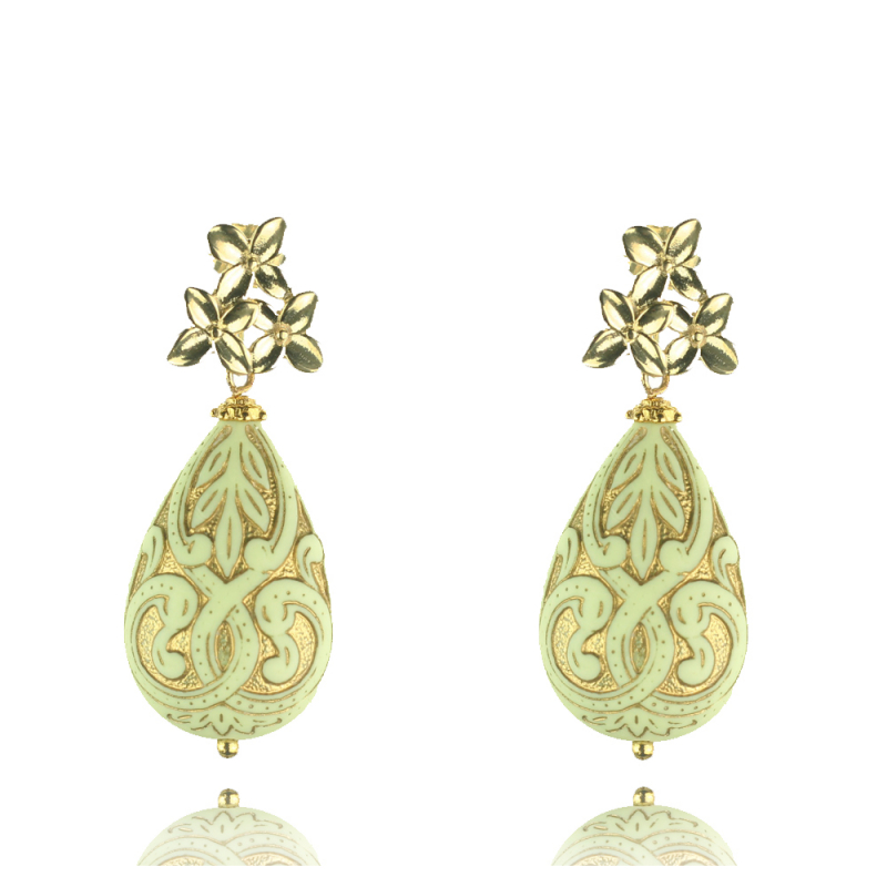 Elegante Tropfen-Ohrringe mit zarter Blumenverzierung in Pastellgrün und Gold