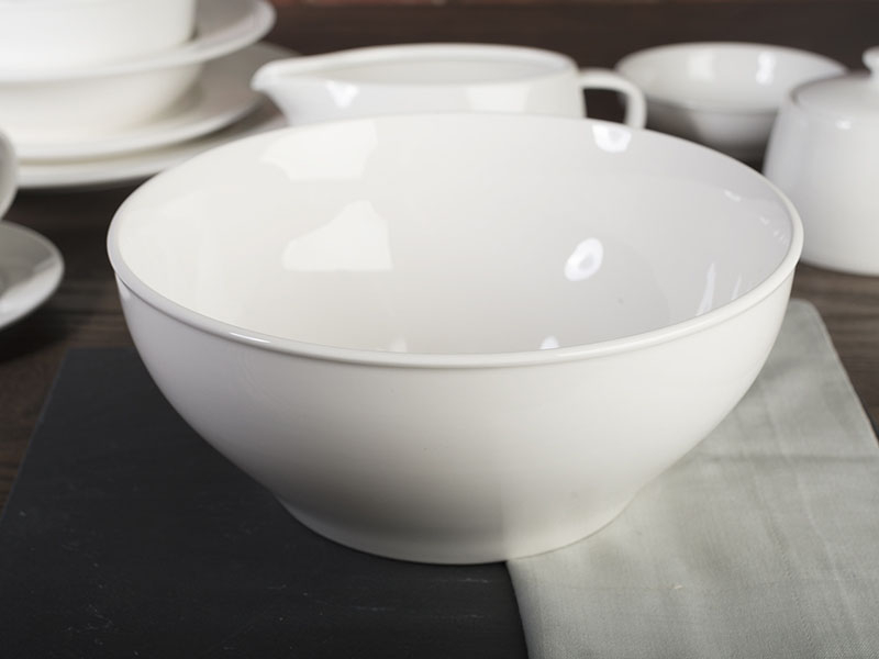 Vergoldete Ohrringe mit Grünen Edelsteinen im Blütendesign