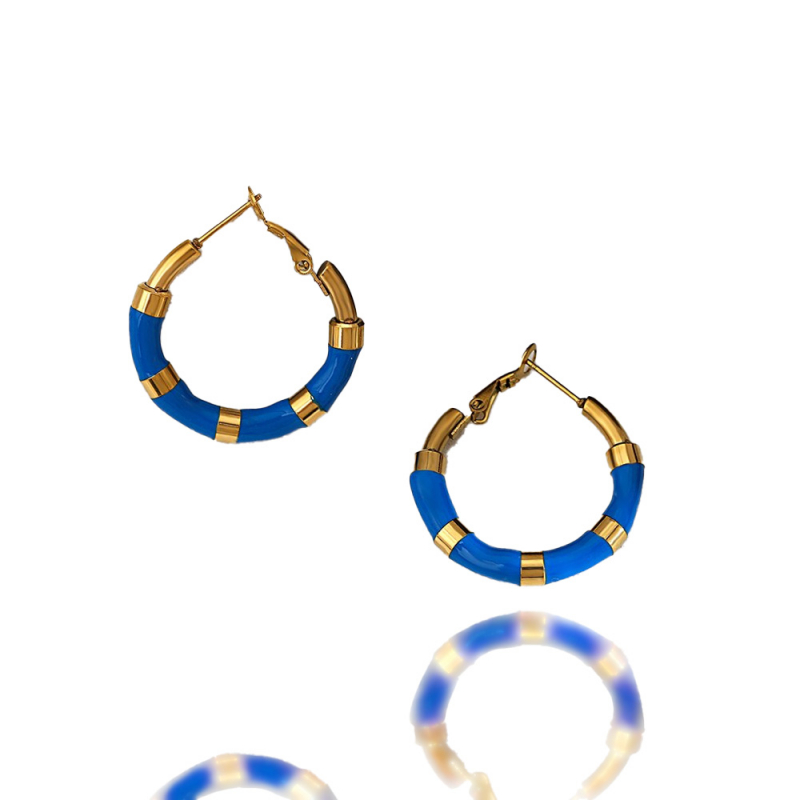 Strahlende Eleganz: Goldene Creolenohrringe mit lebendigem Blau aus Emaille