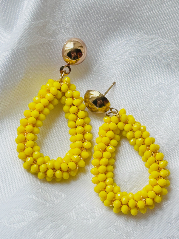 Leuchtend gelbe Tropfen- Perlen-Ohrringe mit eleganten goldenen Steckern