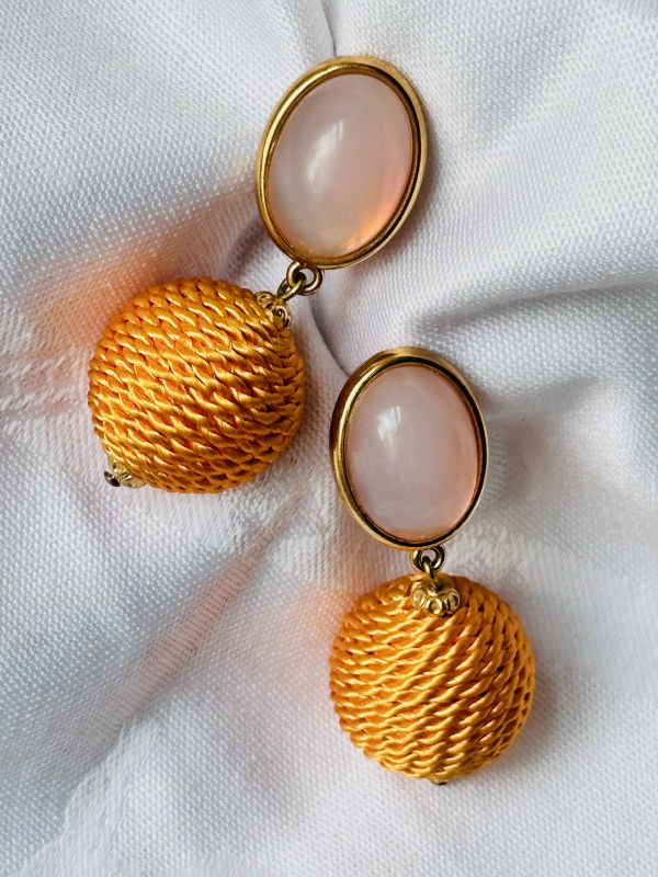Elegante Ohrringe mit Rosafarbenem Stein und Goldener Kugel