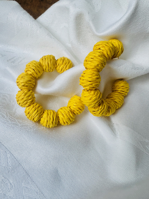 Stilvolle Gelbe Creolen mit Textilumwicklung