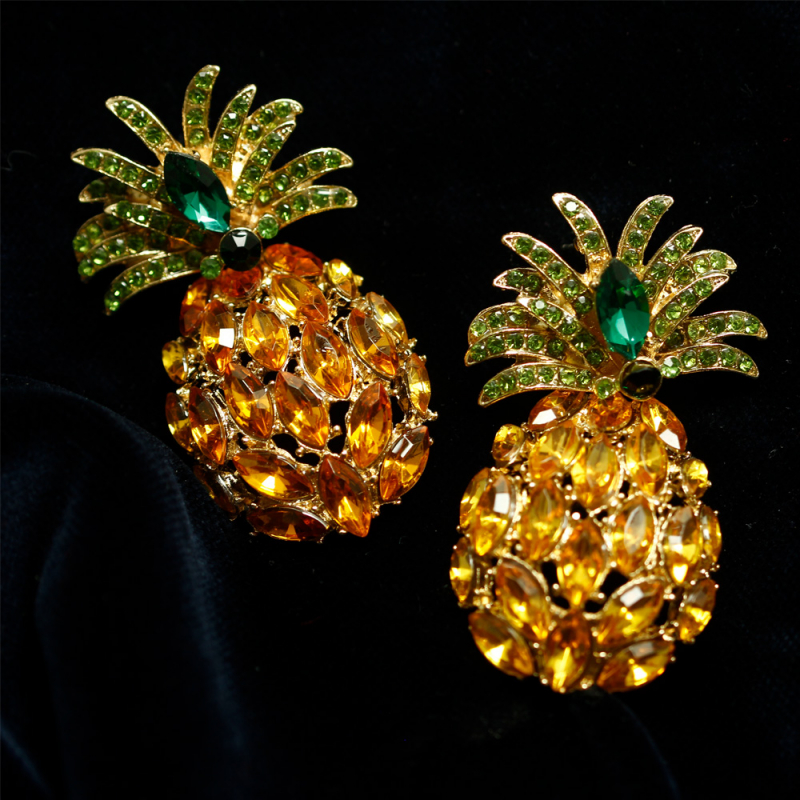Tropisches Funkeln: Exklusive Ananas-Ohrringe mit Kristallen
