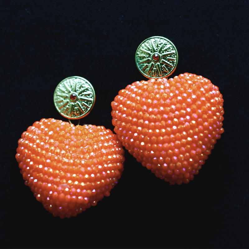 Leuchtende Herz-Ohrringe in Orange: Ein Verspieltes Accessoire mit Eleganter Note