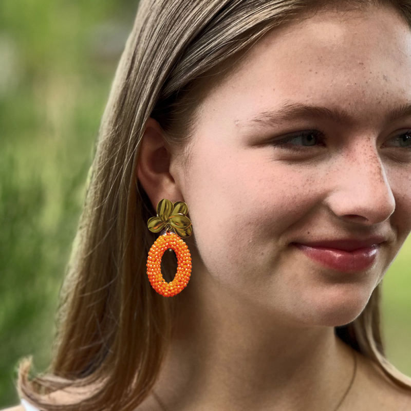 Elegante Ohrringe mit orangefarbenen Glasperlen