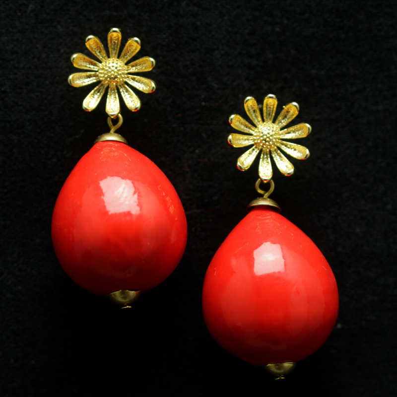 Rote Papmaché-Ohrringe mit vergoldeten Blüten aus Messing