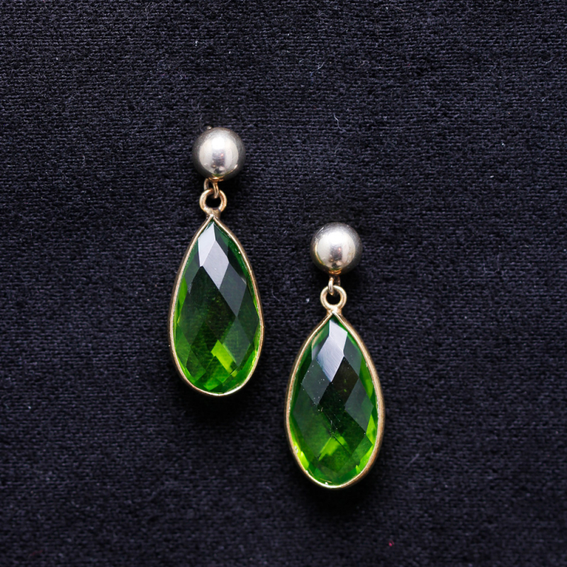 Zeitlose Tropfen-Ohrringe mit grünem facettierten Stein