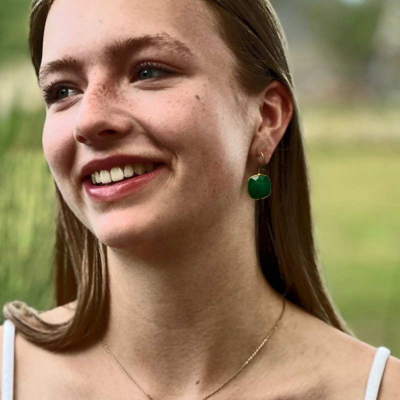 Elegante Onyx-Ohrringe in vergoldeter Fassung – Zeitlose Schönheit