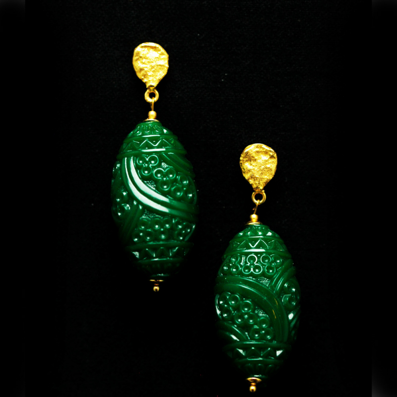 Geschnitzte Acryltropfen an goldenem Stecker