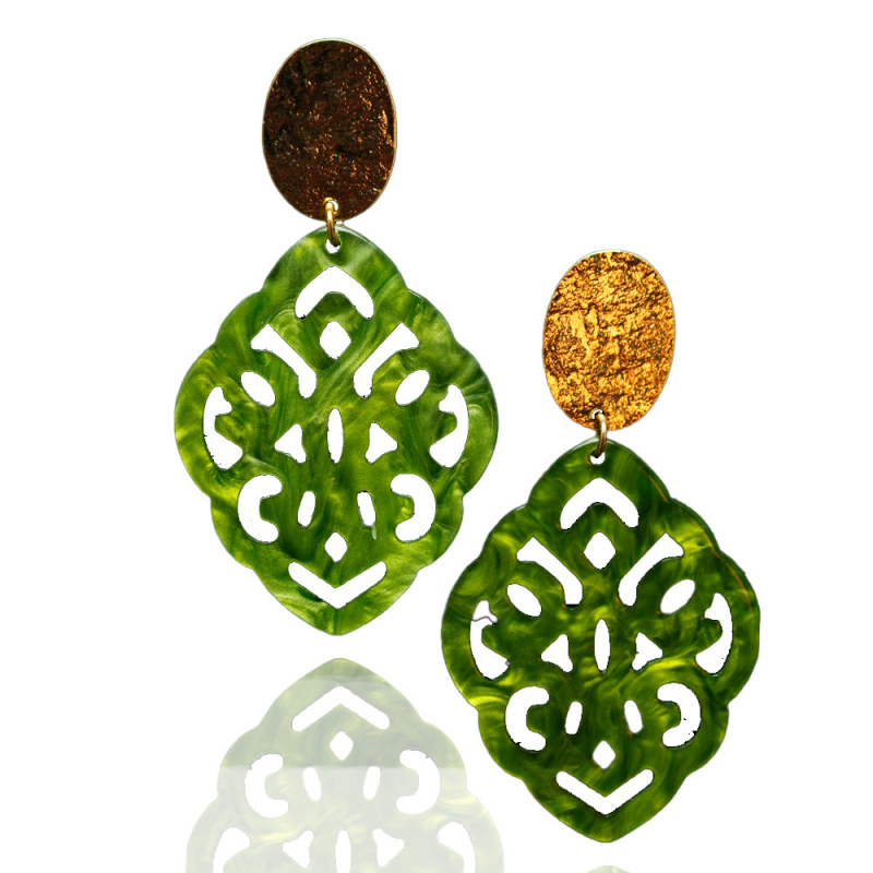 Verspielte Eleganz – Ohrringe in gold und grün