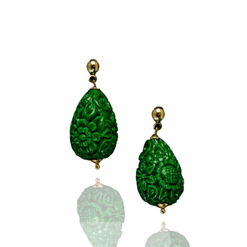 Verspielte Tropfen-Ohrringe mit floral geschnitztem Anhänger