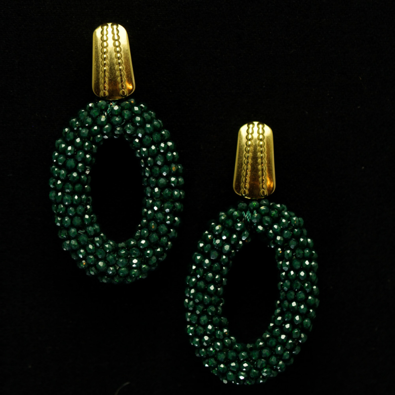 Stilvolle Ohrringe mit dunkelgrünen Quarzkristallen und vergoldetem Stecker