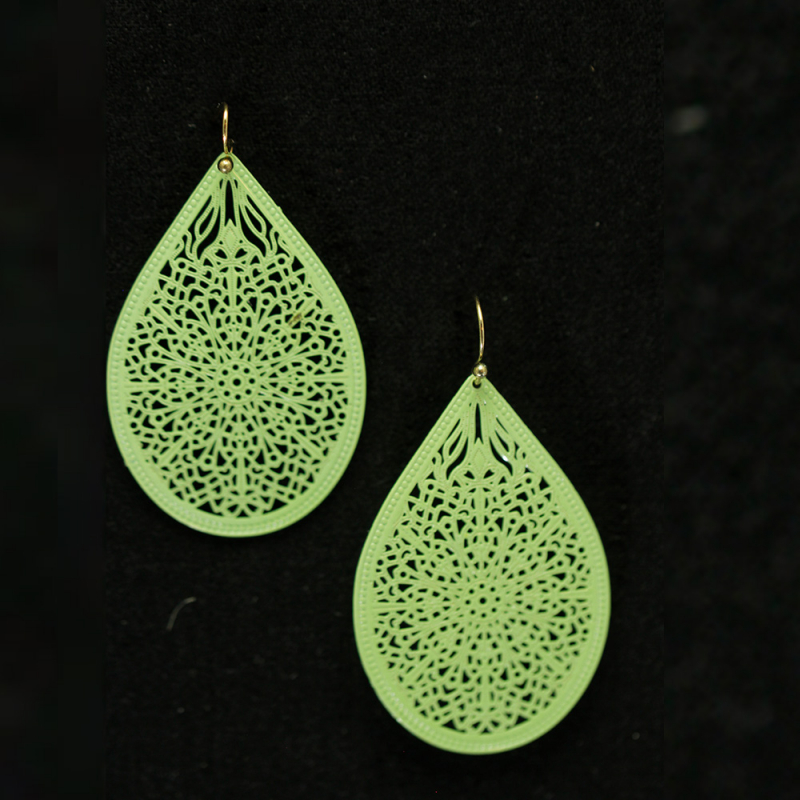 Filigrane Tropfen-Ohrringe aus Metall und vergoldetem Messing – Leichtigkeit trifft Eleganz