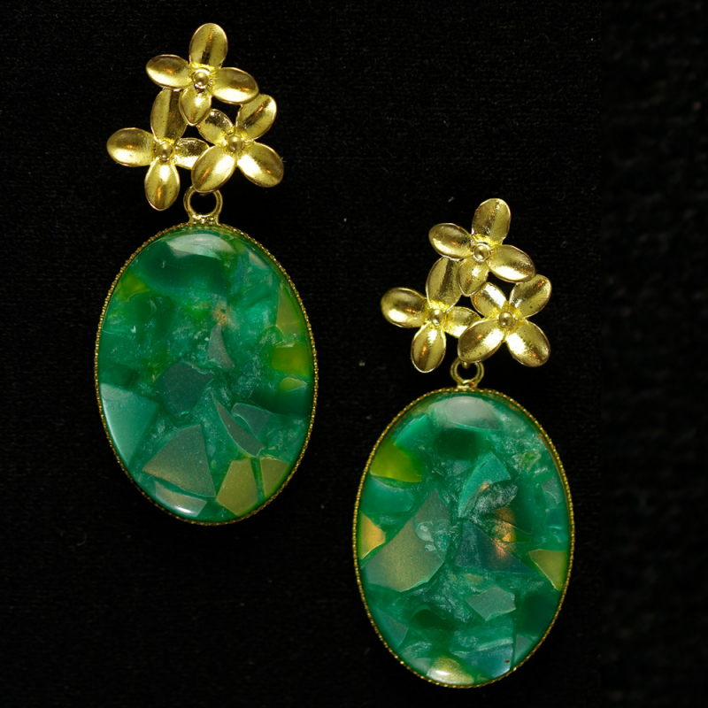 Faszinierende Ohrringe mit floralem Design und schimmerndem Acryl – ein Statement der Eleganz