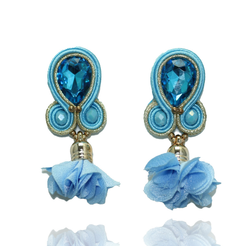 Himmelblaue Eleganz – Verspielte Leichtigkeit im Ohrschmuck