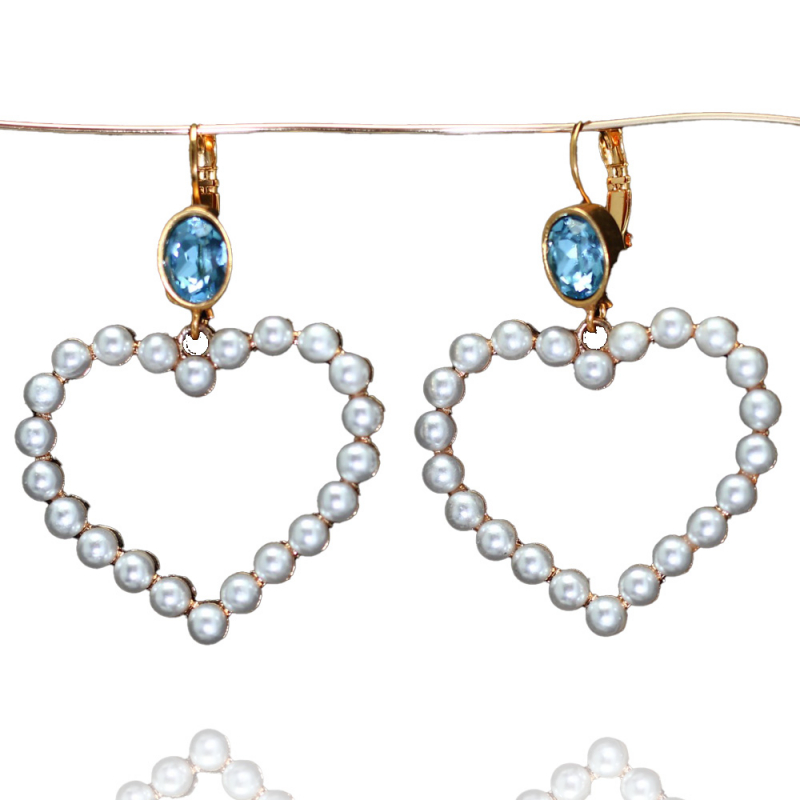 Herzensglanz – Romantische Ohrringe mit Swarovski-Perlen und funkelndem Blau