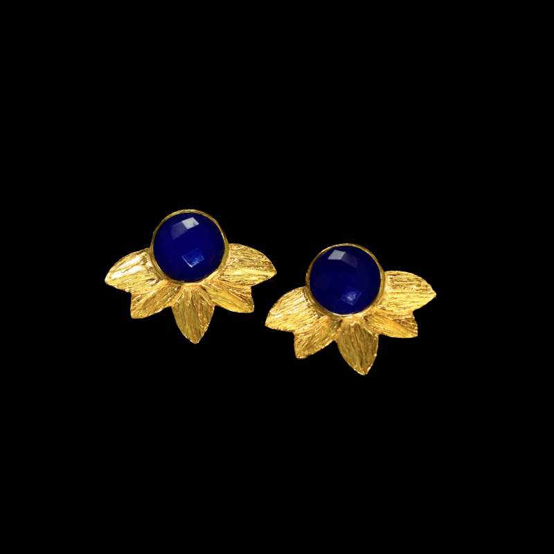 Goldene Blütenzauber – Ohrstecker mit blauem Chalcedon und vergoldetem 925er Silber
