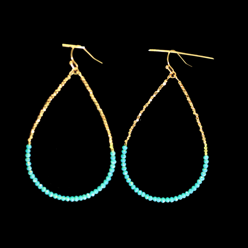 Zarte Tropfen-Ohrringe mit türkisfarbenen Perlen – Ein Hauch von Eleganz