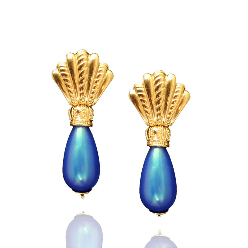 Majestätische Ohrringe mit blauen Akzenten und goldenen Details
