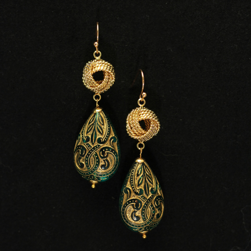 omantische Ohrringe mit orientalischer Gravur – Perfekte Eleganz Fließtext: