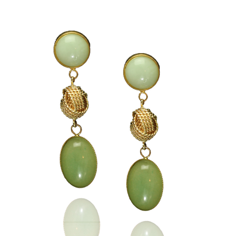 Eleganz in Jade: Romantische Ohrringe mit vergoldeten Messing-Details